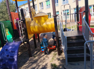 Wesołe zabawy na placu zabaw.
