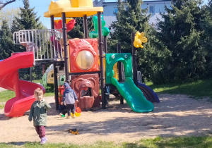Dzieci bawią się na nowym placu zabaw.