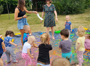 Zabawy sensoryczne z farbą w plenerze.