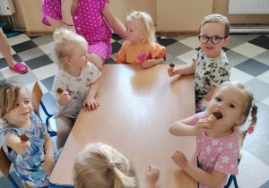 Dzieci świętują Dzień Dziecka.