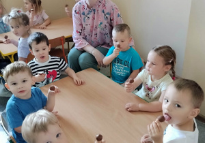 Dzieci świętują Dzień Dziecka.