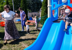 Dzieci bawią się na nowym kolorowym placu zabaw.