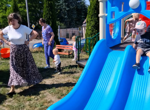 Wesołe zabawy na nowym placu zabaw.