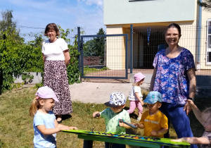 Dzieci bawią się na nowym kolorowym placu zabaw.