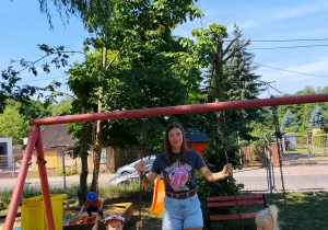 Dzieci bawią się na nowym kolorowym placu zabaw.