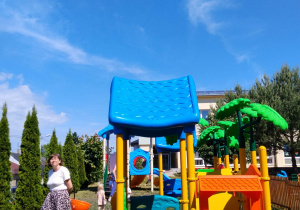Dzieci bawią się na nowym kolorowym placu zabaw.