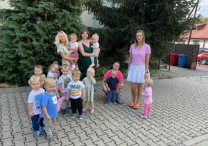 Dzieci z paniami na spacerze.